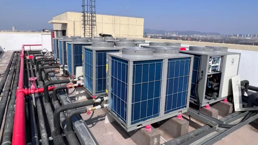 Vlastnoručne postavené výrobné budovy sú vybavené systémami tepelných čerpadiel s dvoma zdrojmi, čím sa vytvára nový model pre nízkouhlíkové dodávky energie v parku Vlastnoručne postavené výrobné budovy sú vybavené systémami tepelných čerpadiel s dvoma zdrojmi, čím sa vytvára nový model pre nízkouhlíkové dodávky energie v parku